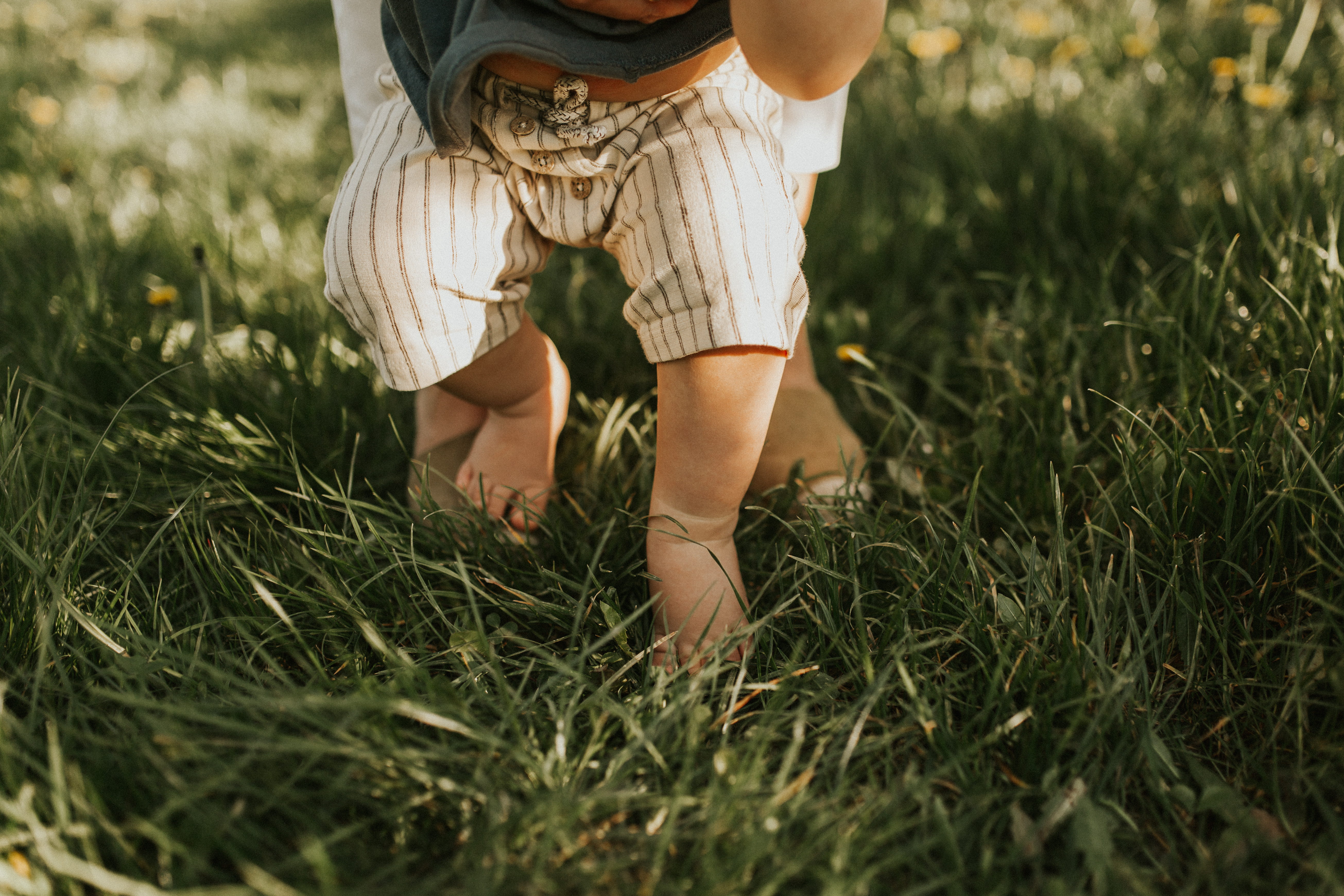 Niño caminando descalzo por un recorrido sensorial